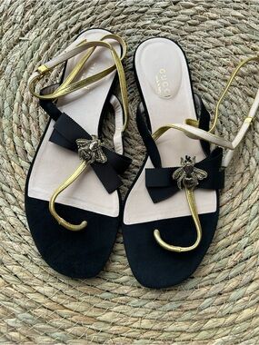 🚩steal Gucci Black Suede Sandals with Gold Bee & Bow Accents